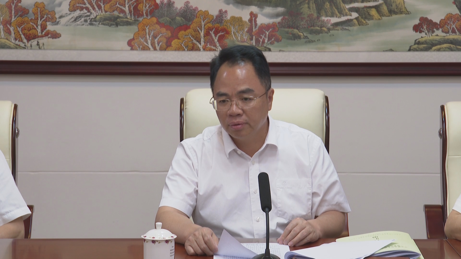 紫金縣委領導班子深入貫徹中央八項規定精神學習教育讀書班暨<br/>縣委理論學習中心組學習會舉行